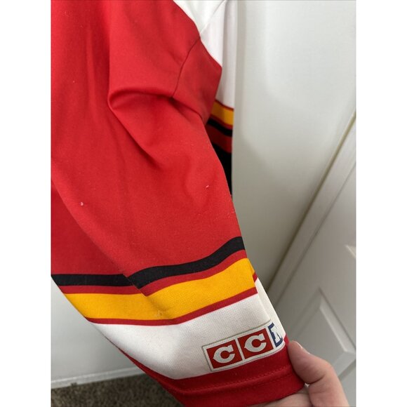 Rare Vintage CCM NHL Calgary Flames Jersey Youth L XL Red - Picture 6 of 8
